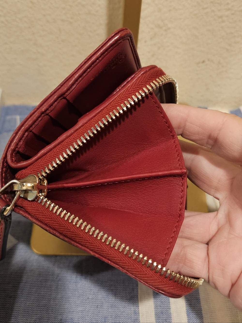 Gucci micro red zip around wallet - Picture 8 of 13